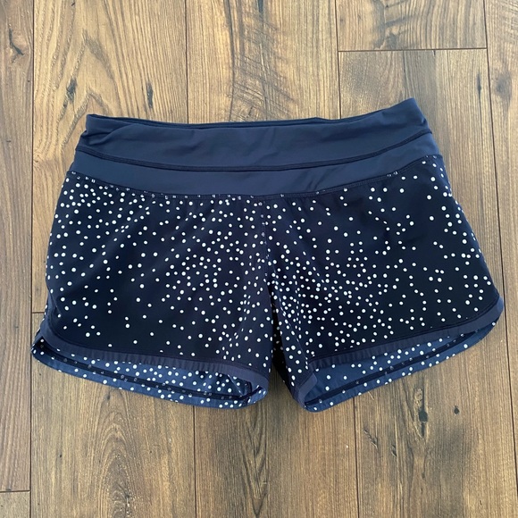 - Lululemon Shorts, size 8. Length 2.5 - Picture 4 of 8